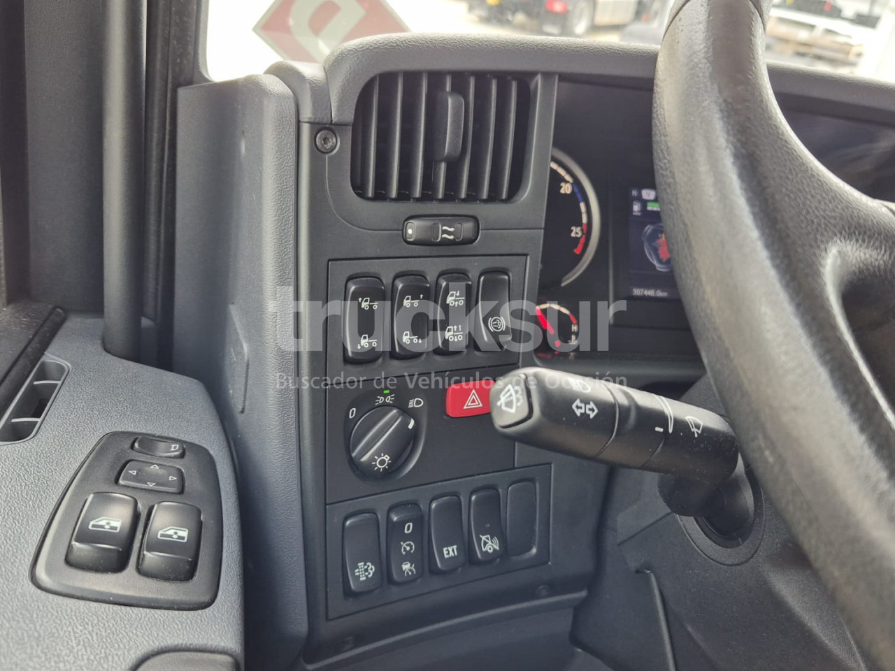 Camión caja cerrada SCANIA P320.26 ejes 6x2*4: foto 11
