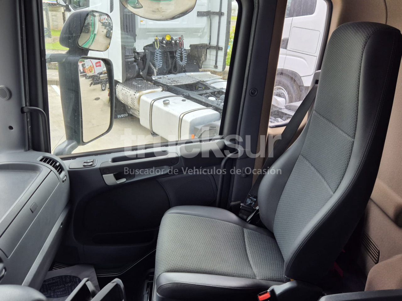 Camión caja cerrada SCANIA P320.26 ejes 6x2*4: foto 14
