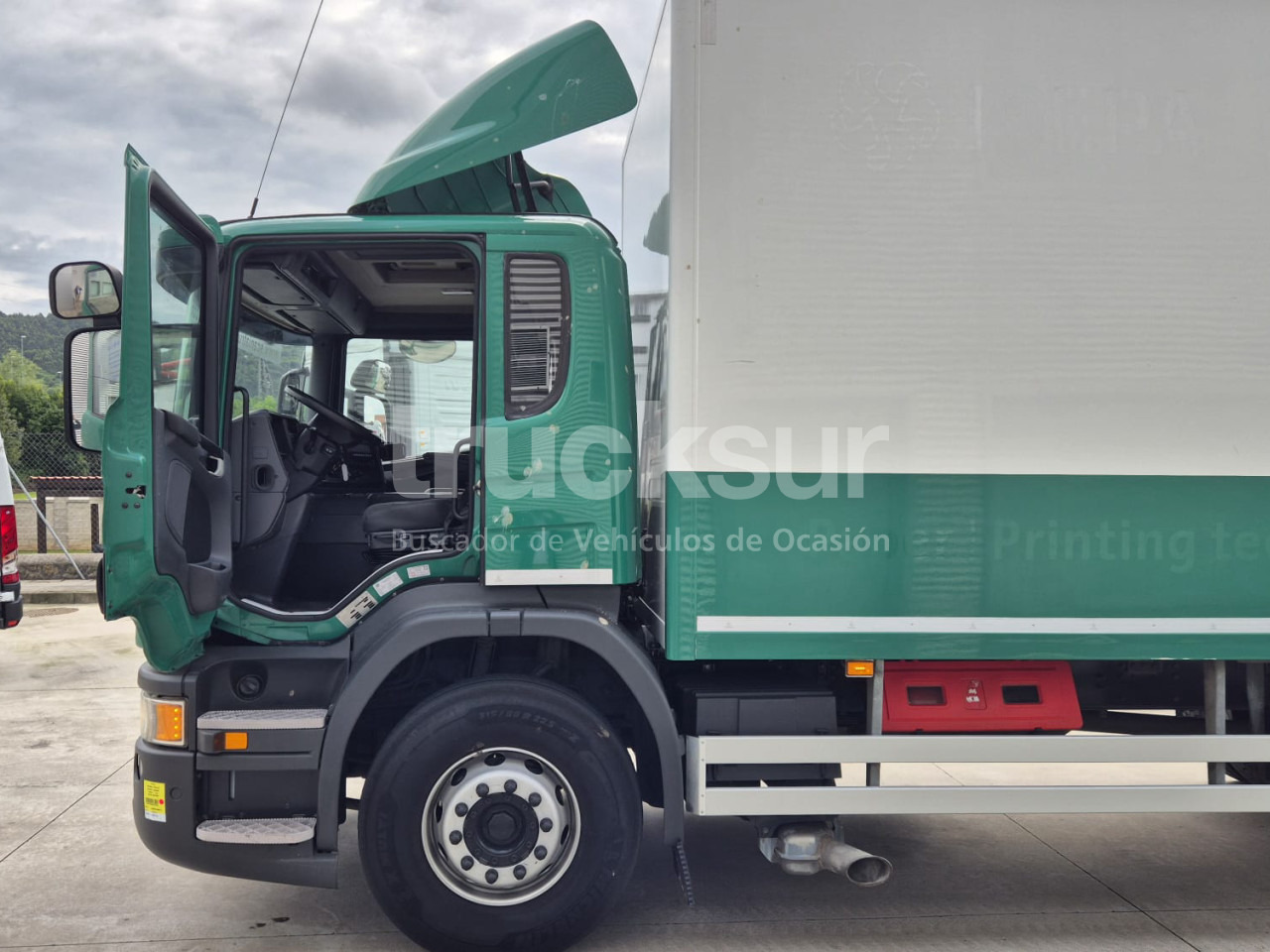 Camión caja cerrada SCANIA P320.26 ejes 6x2*4: foto 16