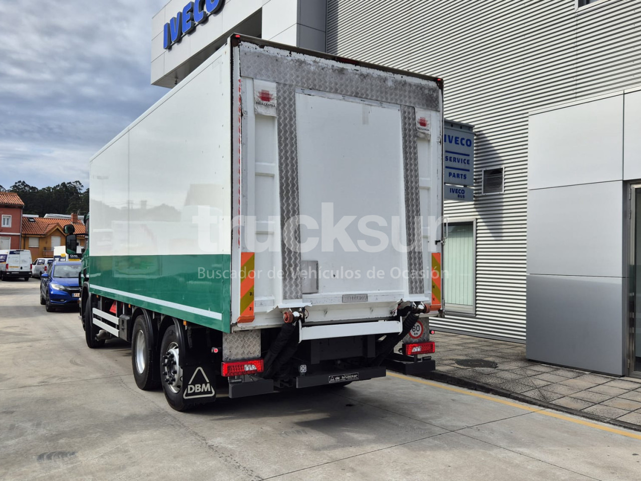 Camión caja cerrada SCANIA P320.26 ejes 6x2*4: foto 6