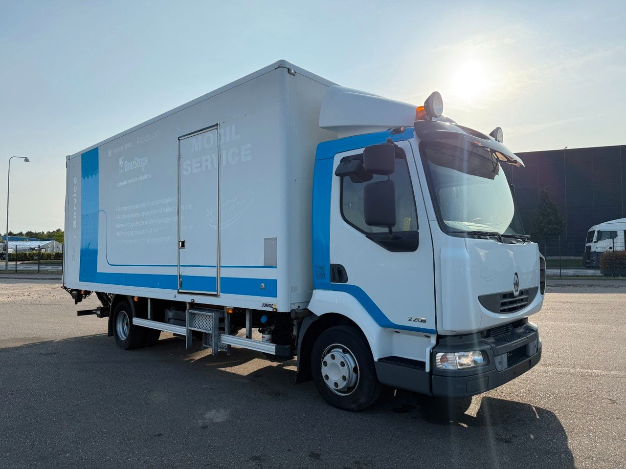 Renault Midlum 220 DXI 4x2 6.0 Box / Koffer - Camión caja cerrada: foto 2 Renault Midlum 220 DXI 4x2 6.0 Box / Koffer - Camión caja cerrada: foto 2