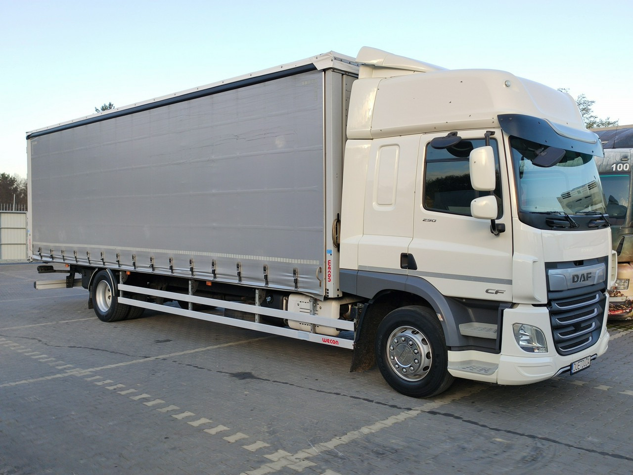 DAF CF 290 E6 Firana Tył Drzwi Dach Podnoszony / Zsuwany Długi 9.30m - Camión lona: foto 1 DAF CF 290 E6 Firana Tył Drzwi Dach Podnoszony / Zsuwany Długi 9.30m - Camión lona: foto 1