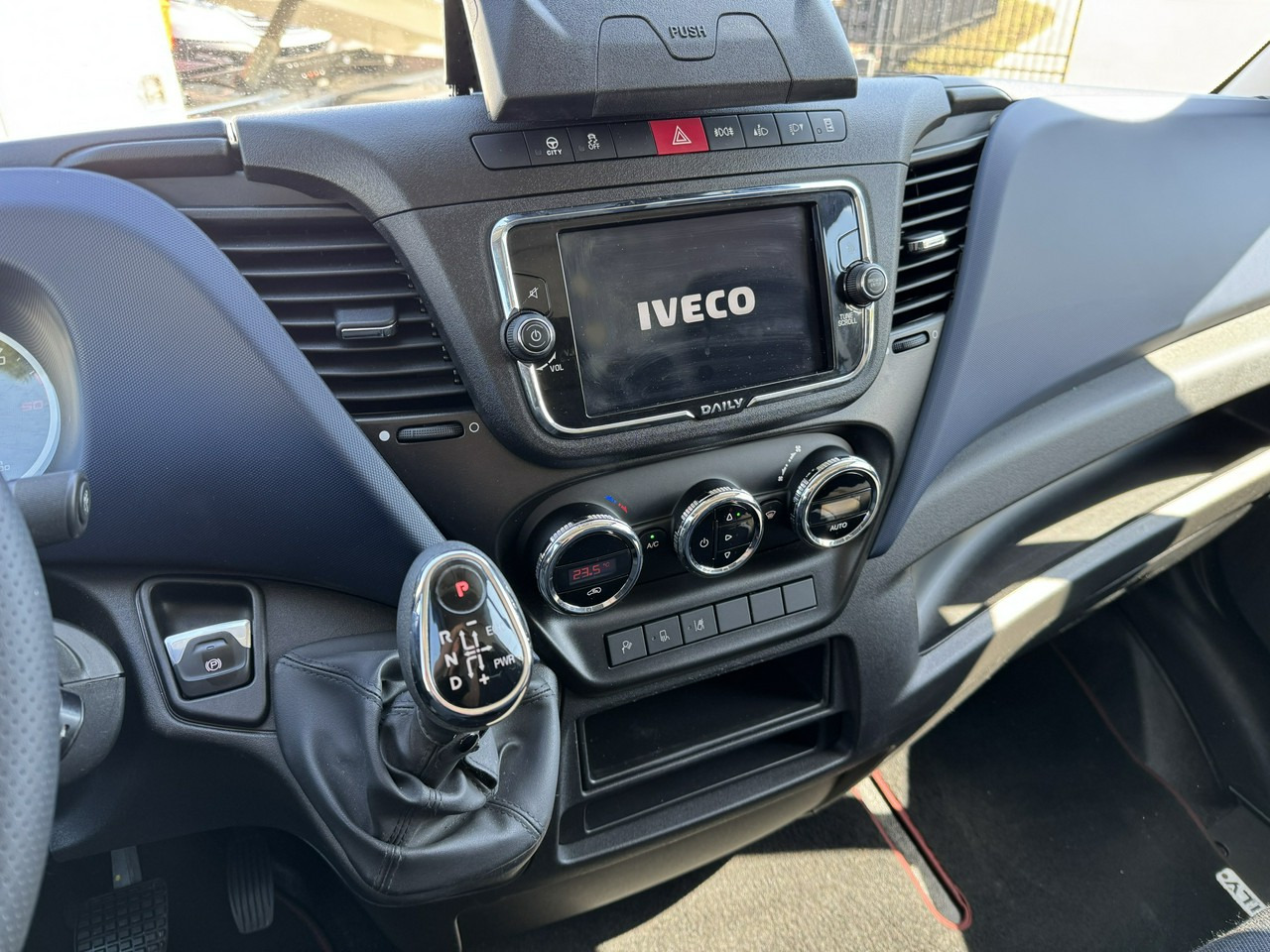 Furgón Iveco Daily 35S18: foto 23