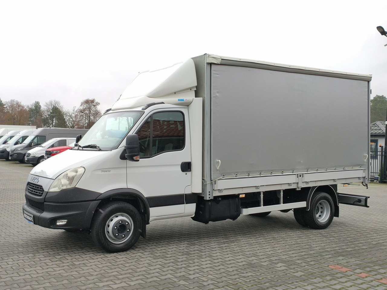Iveco Daily 70C18 V H - Furgoneta con lona: foto 2 Iveco Daily 70C18 V H - Furgoneta con lona: foto 2
