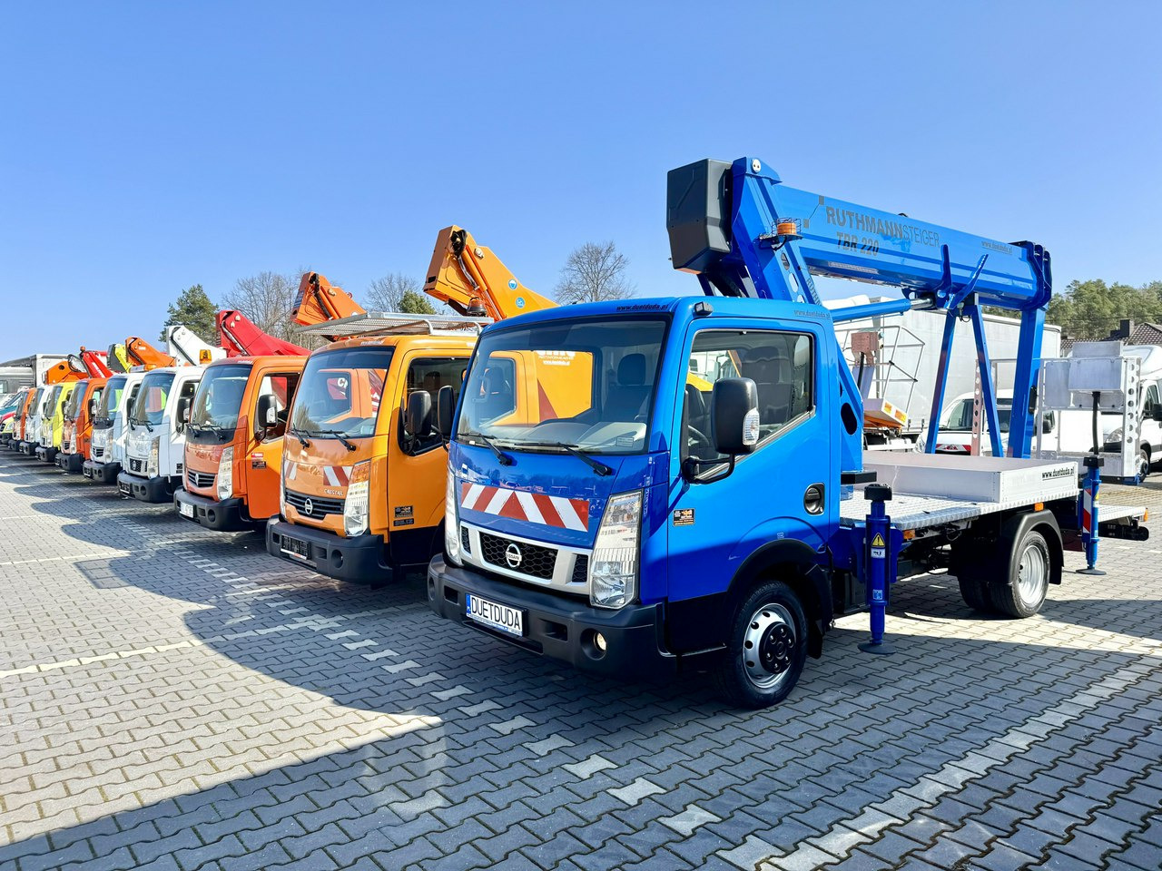 Nissan Cabstar - Camión con plataforma elevadora: foto 1 Nissan Cabstar - Camión con plataforma elevadora: foto 1