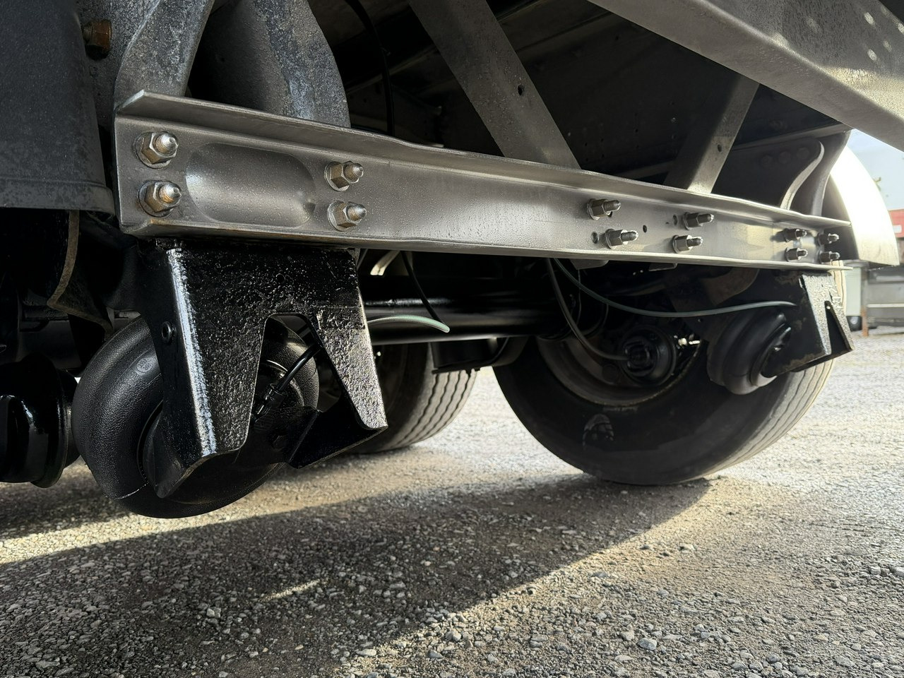 Schmitz Cargobull Standard Rama Ocynk Oś podnoszona Listopad 2018r - Semirremolque lona: foto 5 Schmitz Cargobull Standard Rama Ocynk Oś podnoszona Listopad 2018r - Semirremolque lona: foto 5