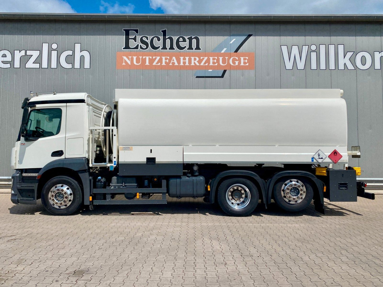 Mercedes-Benz 2540 Antos | A3*3x Kammern/20.990ltr*Kamera*Navi - Camión cisterna: foto 2 Mercedes-Benz 2540 Antos | A3*3x Kammern/20.990ltr*Kamera*Navi - Camión cisterna: foto 2