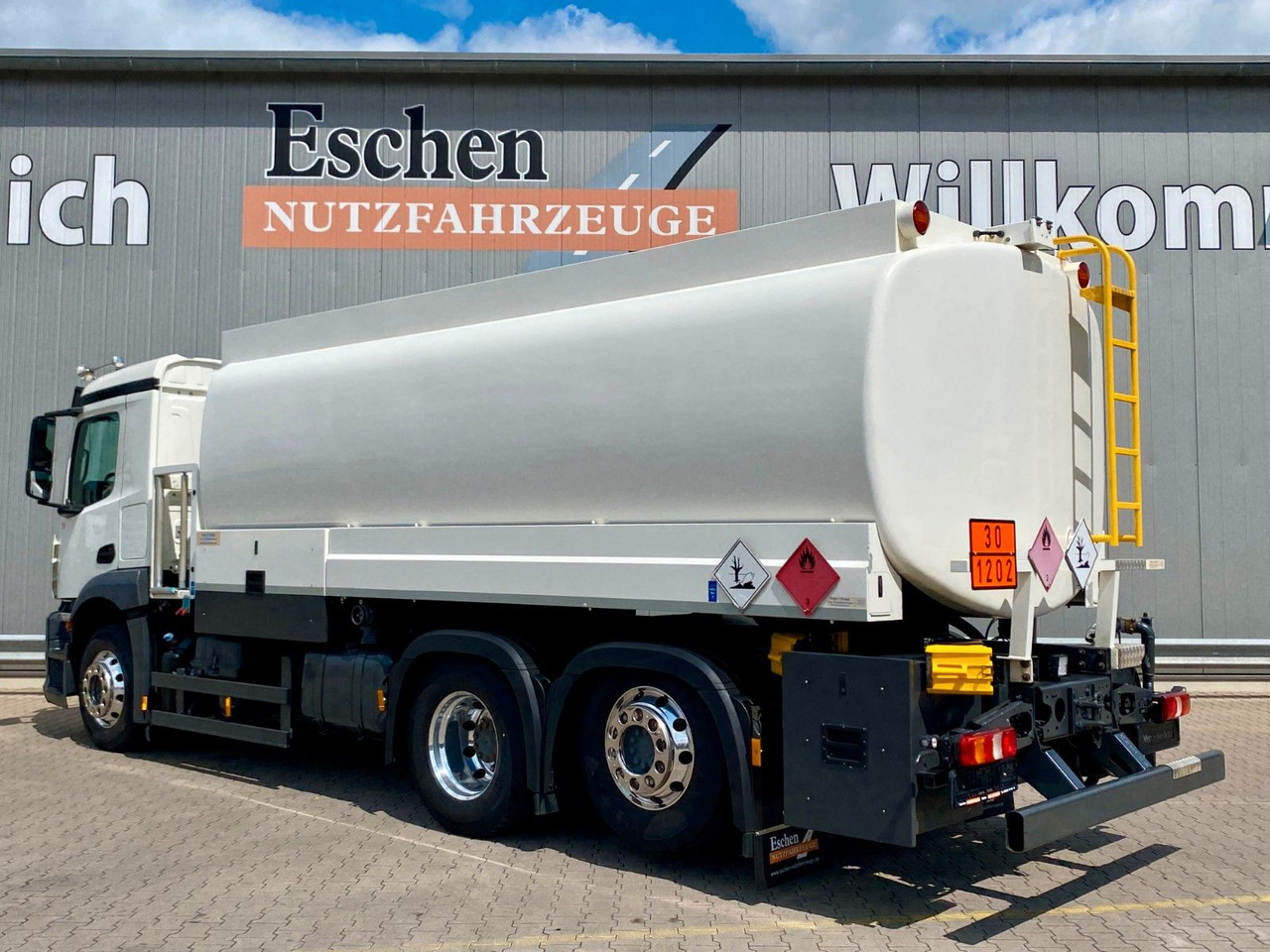 Mercedes-Benz 2540 Antos | A3*3x Kammern/20.990ltr*Kamera*Navi - Camión cisterna: foto 3 Mercedes-Benz 2540 Antos | A3*3x Kammern/20.990ltr*Kamera*Navi - Camión cisterna: foto 3