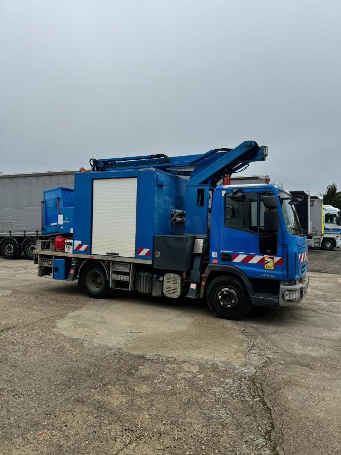 Iveco Eurocargo 100E19 - Camión con plataforma elevadora: foto 4 Iveco Eurocargo 100E19 - Camión con plataforma elevadora: foto 4