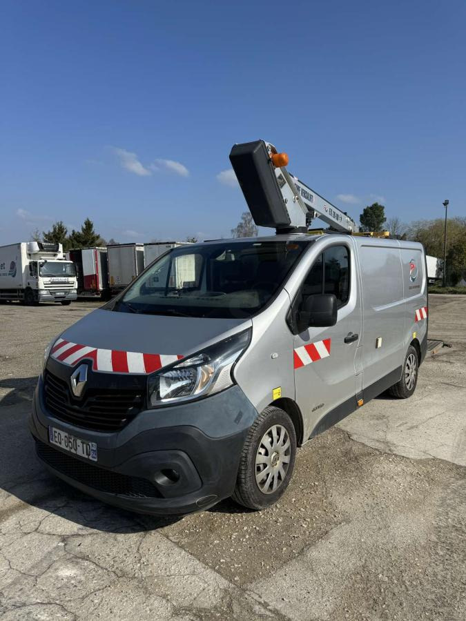 Camión con plataforma elevadora Renault Trafic: foto 1