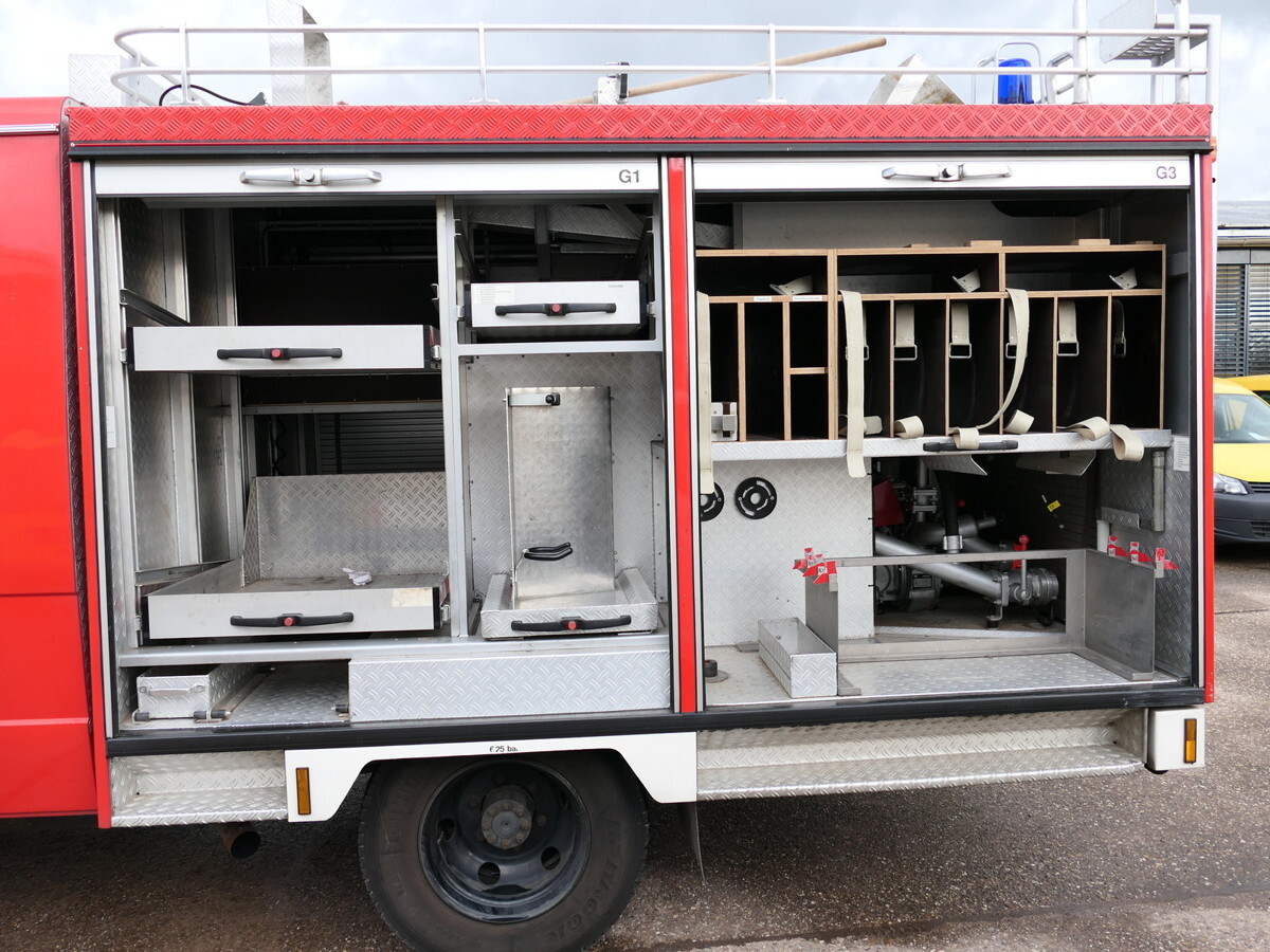 Ambulancia MERCEDES-BENZ 814 D LF 8/6 DoKa AHK Löschwassertank 600L Schli: foto 16
