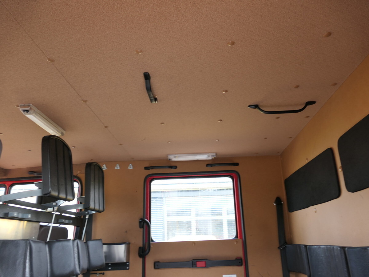 Ambulancia MERCEDES-BENZ 814 D LF 8/6 DoKa AHK Löschwassertank 600L Schli: foto 17