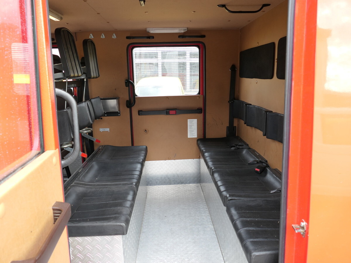 Ambulancia MERCEDES-BENZ 814 D LF 8/6 DoKa AHK Löschwassertank 600L Schli: foto 18