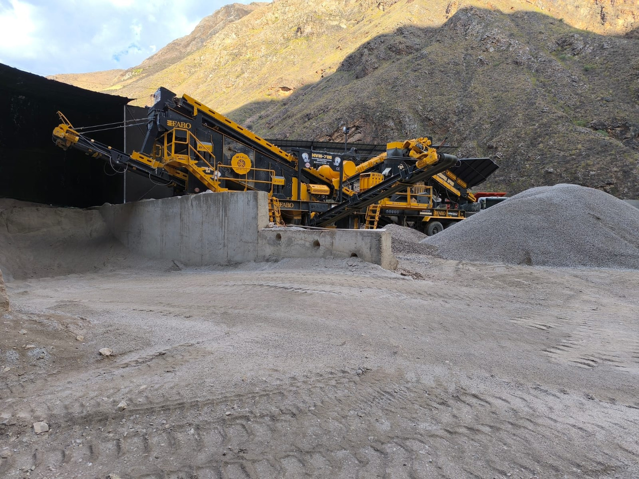 FABO MVSI 700 MOBILE VERTICAL SHAFT IMPACT CRUSHING SCREENING PLANT - Trituradora móvil: foto 1 FABO MVSI 700 MOBILE VERTICAL SHAFT IMPACT CRUSHING SCREENING PLANT - Trituradora móvil: foto 1