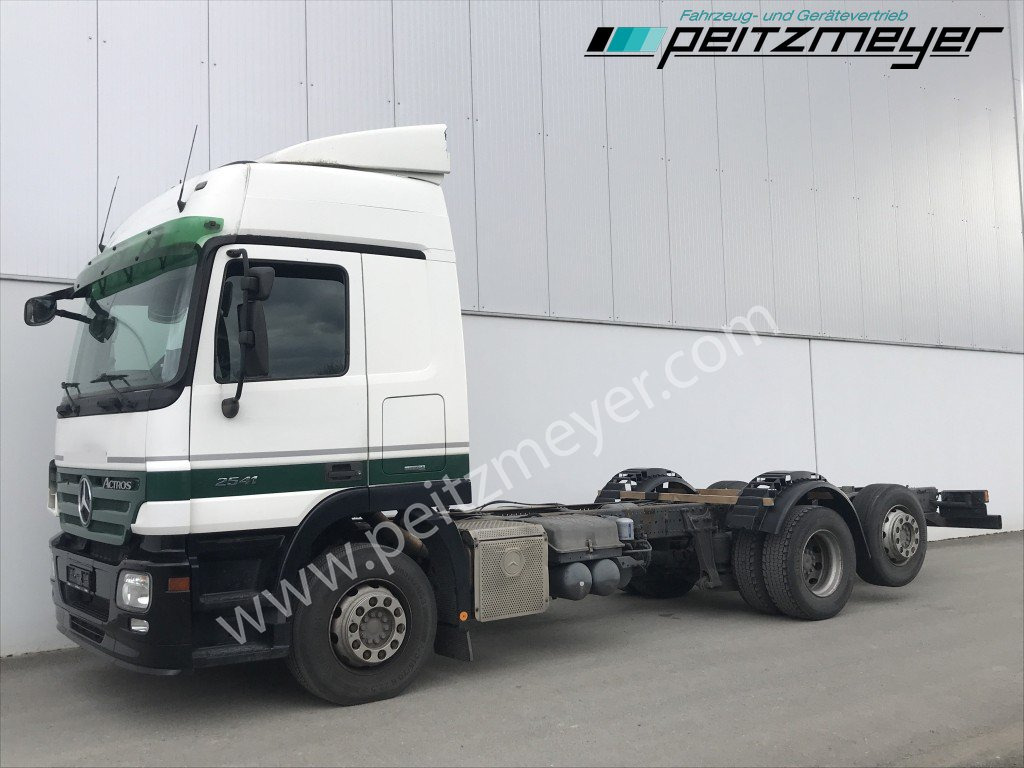 MERCEDES-BENZ Actros 2541 L Fahrgestell, 3 Pedale, MP2, Klima Blatt/Luft - Camión chasis: foto 1 MERCEDES-BENZ Actros 2541 L Fahrgestell, 3 Pedale, MP2, Klima Blatt/Luft - Camión chasis: foto 1