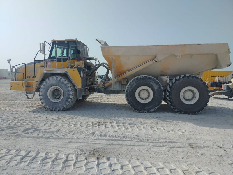 Komatsu HM400-3R (4 pieces available in Abu Dhabi) - Dúmper articulado: foto 1 Komatsu HM400-3R (4 pieces available in Abu Dhabi) - Dúmper articulado: foto 1