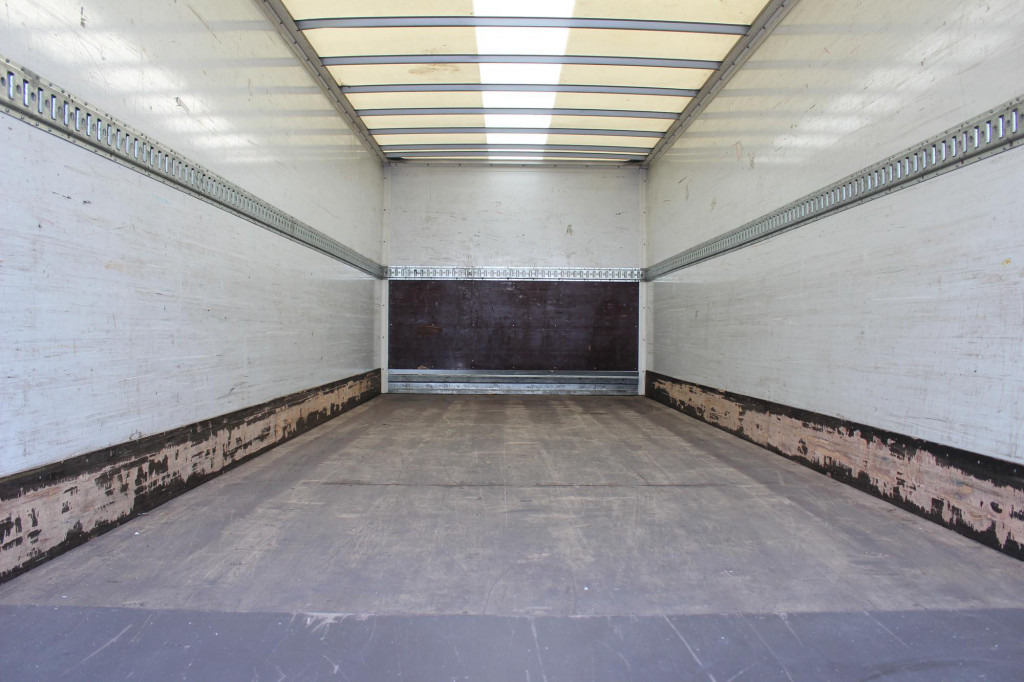 Volvo FM 330 E6 Koffer 7,8m Klima LBW Liftachse - Camión caja cerrada: foto 2 Volvo FM 330 E6 Koffer 7,8m Klima LBW Liftachse - Camión caja cerrada: foto 2