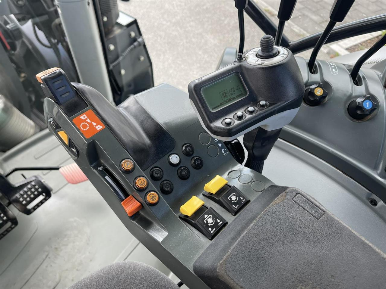 Tractor CLAAS Arion 530 CIS mit Frontlader, FKH und FZW: foto 16