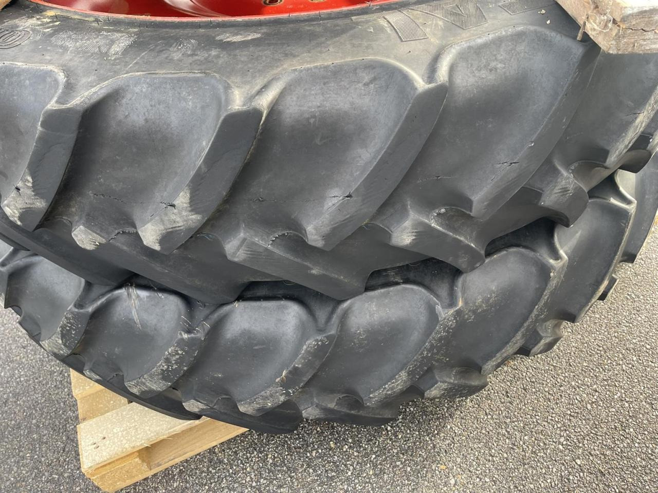 Fendt 820 724 Pflegebereifung 190cm Spur 320/90R32 340/85R48 - Implemento: foto 4 Fendt 820 724 Pflegebereifung 190cm Spur 320/90R32 340/85R48 - Implemento: foto 4