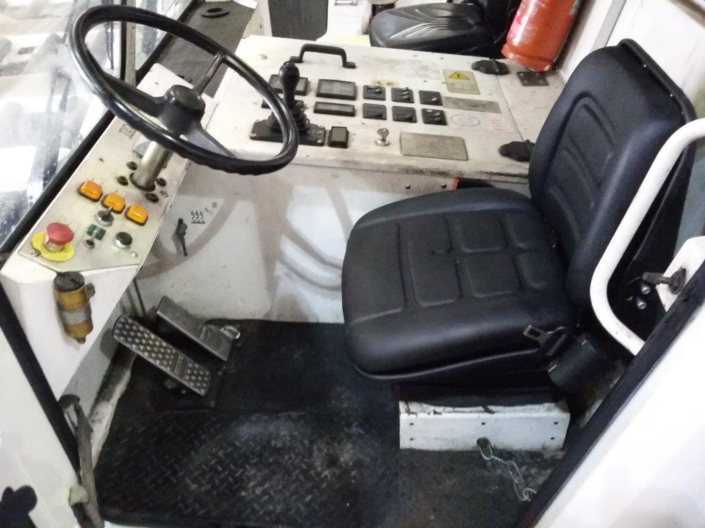 Pushback Tractor TLD TMX400-26 - Remolcador de aviones: foto 4 Pushback Tractor TLD TMX400-26 - Remolcador de aviones: foto 4