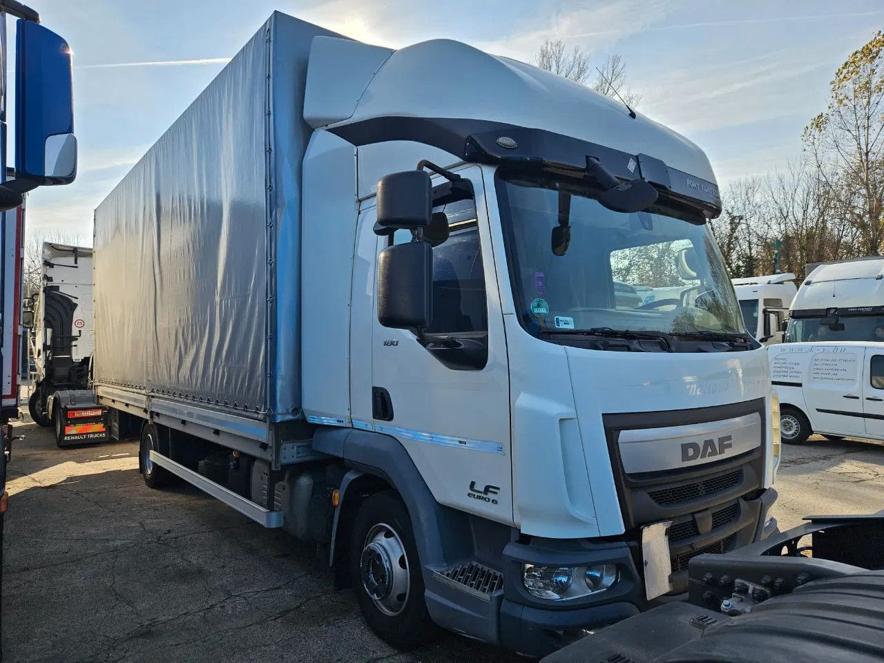DAF LF 180 7.5 t - Camión lona: foto 2 DAF LF 180 7.5 t - Camión lona: foto 2