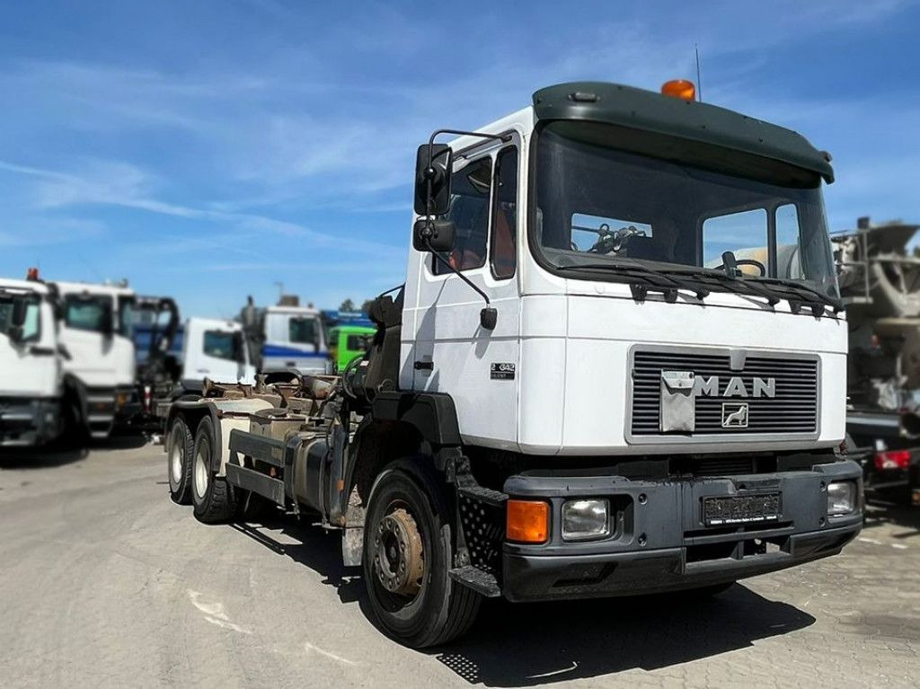 MAN F2000 27.342 6x4 Abrollkipper mit Kran - Camión grúa: foto 2 MAN F2000 27.342 6x4 Abrollkipper mit Kran - Camión grúa: foto 2