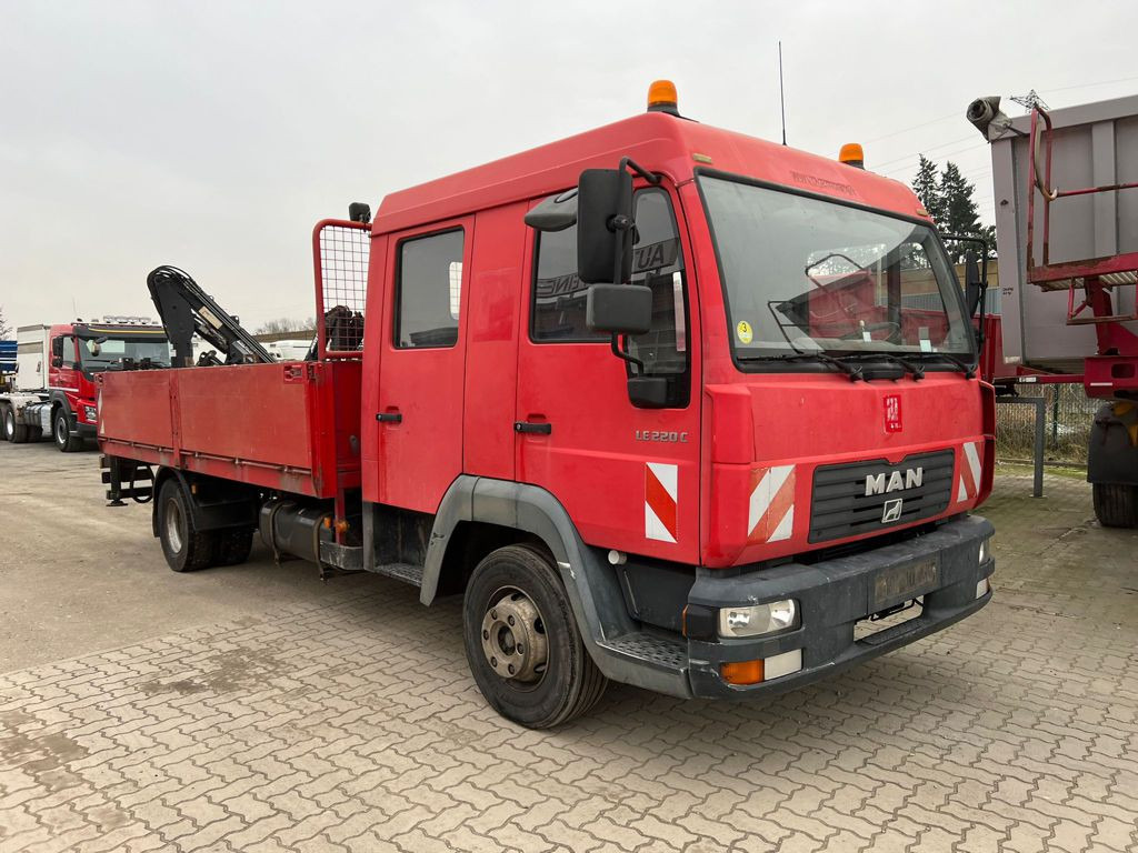 MAN LE 12.225 LC Pritsche Heckkran 6 Zylinder Doka Topzust - Camión caja abierta, Camión grúa: foto 2 MAN LE 12.225 LC Pritsche Heckkran 6 Zylinder Doka Topzust - Camión caja abierta, Camión grúa: foto 2