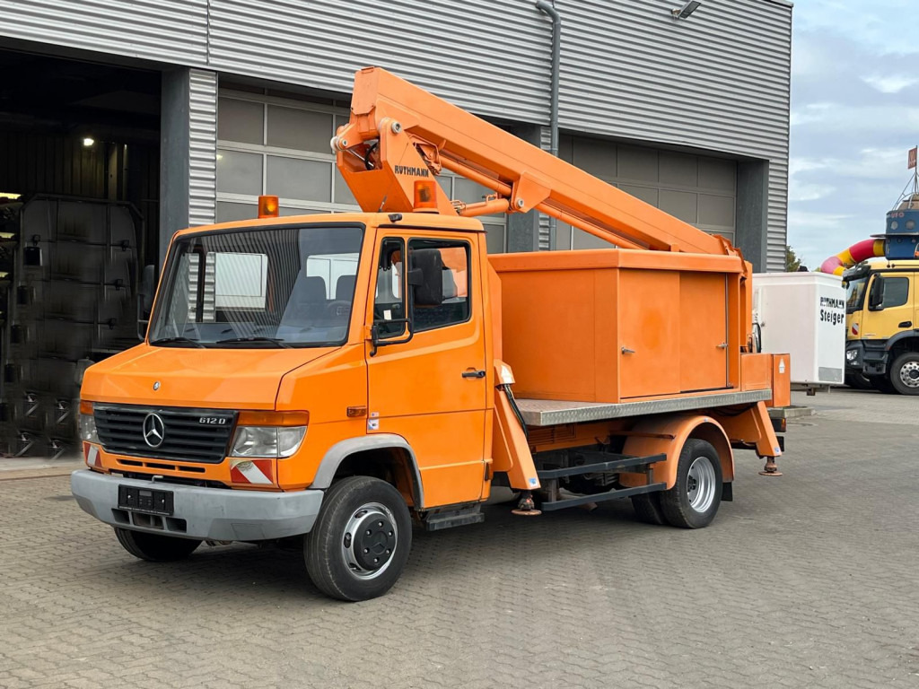MERCEDES-BENZ Vario 612 D Hubarbeitsbühne Arbeitshöhe 18m - Camión con plataforma elevadora: foto 1 MERCEDES-BENZ Vario 612 D Hubarbeitsbühne Arbeitshöhe 18m - Camión con plataforma elevadora: foto 1