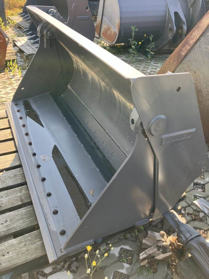 Volvo Klappschaufel mit Messer -P Aufnahme - Cazo: foto 4 Volvo Klappschaufel mit Messer -P Aufnahme - Cazo: foto 4