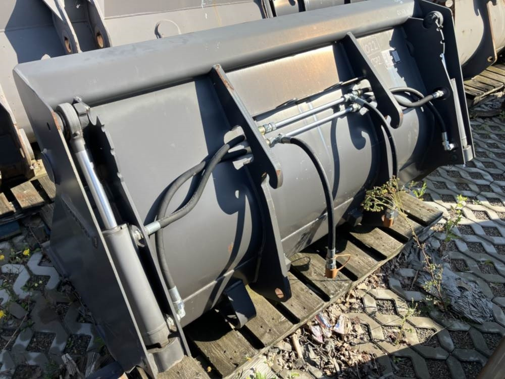 Volvo Klappschaufel mit Messer -P Aufnahme - Cazo: foto 3 Volvo Klappschaufel mit Messer -P Aufnahme - Cazo: foto 3