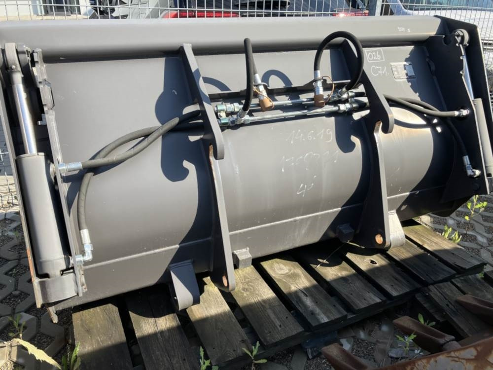 Volvo Klappschaufel mit Messer TPZ - Cazo: foto 3 Volvo Klappschaufel mit Messer TPZ - Cazo: foto 3