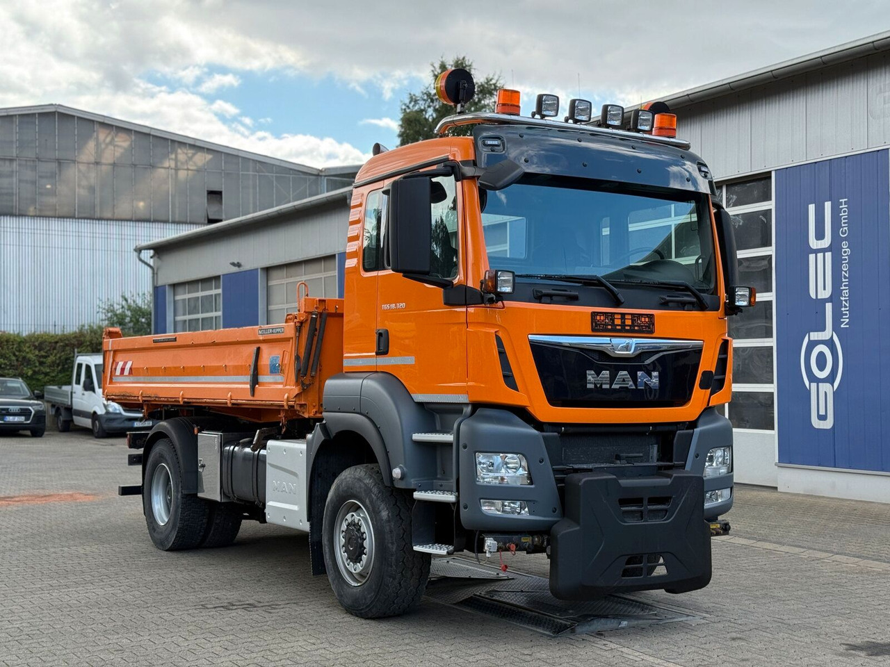 MAN TGS 18.320 4x4 BL Euro 6 Kipper + Winterdienst - Camión volquete: foto 1 MAN TGS 18.320 4x4 BL Euro 6 Kipper + Winterdienst - Camión volquete: foto 1
