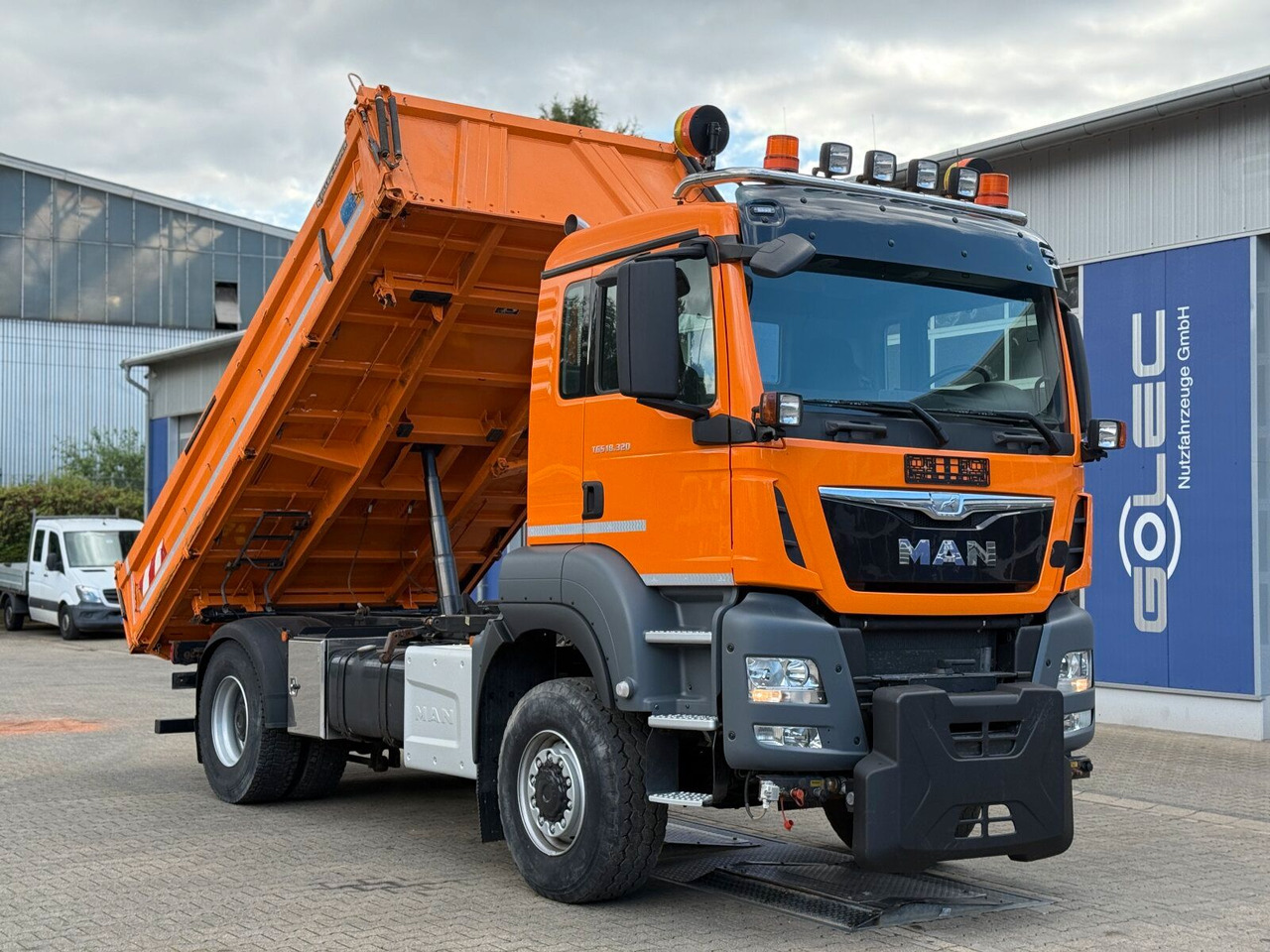 MAN TGS 18.320 4x4 BL Euro 6 Kipper + Winterdienst - Camión volquete: foto 2 MAN TGS 18.320 4x4 BL Euro 6 Kipper + Winterdienst - Camión volquete: foto 2