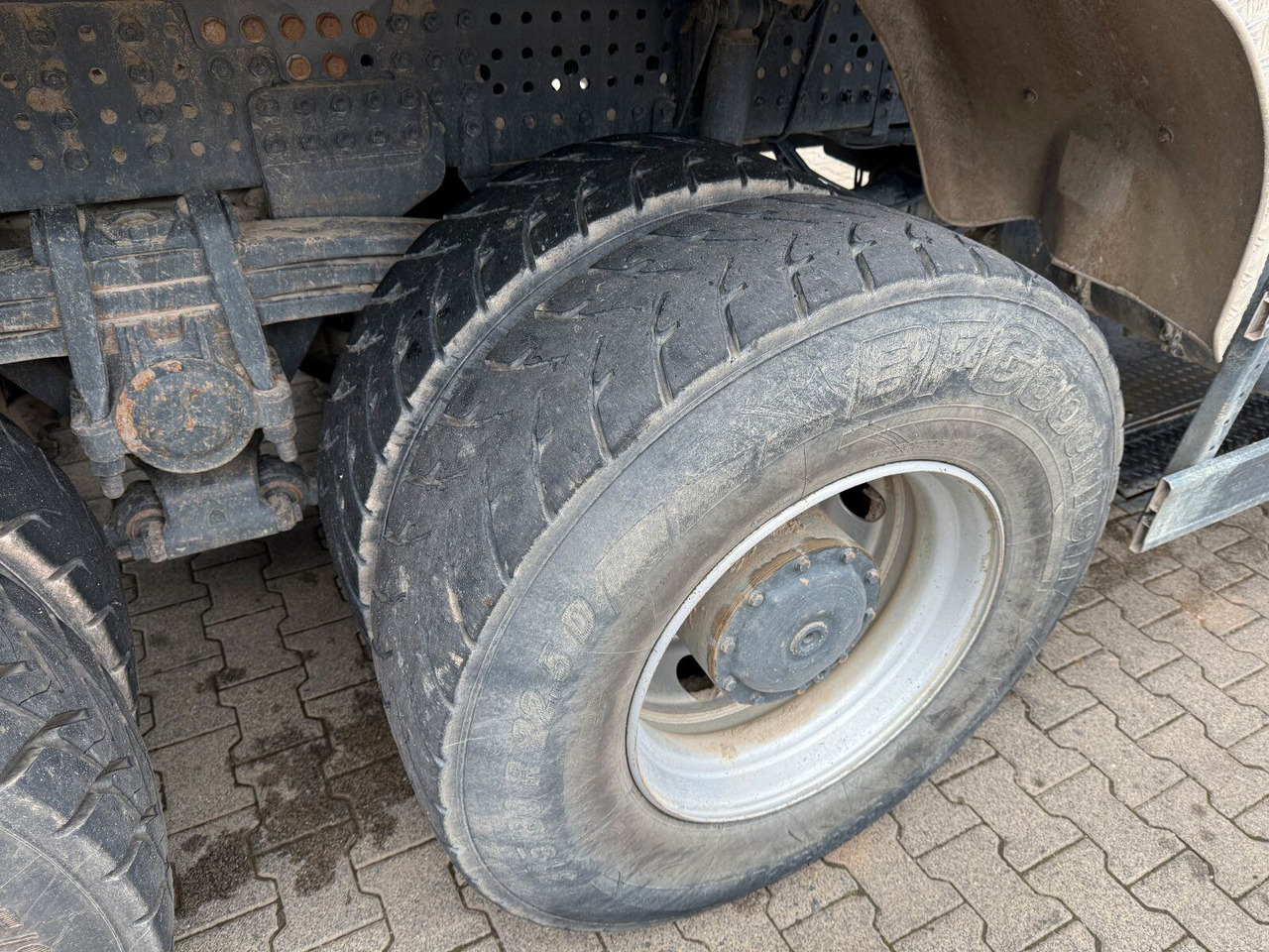 Camión portacontenedor de cadenas Mercedes-Benz AROCS 4145 8x8 Meiller Muldenkipper: foto 29