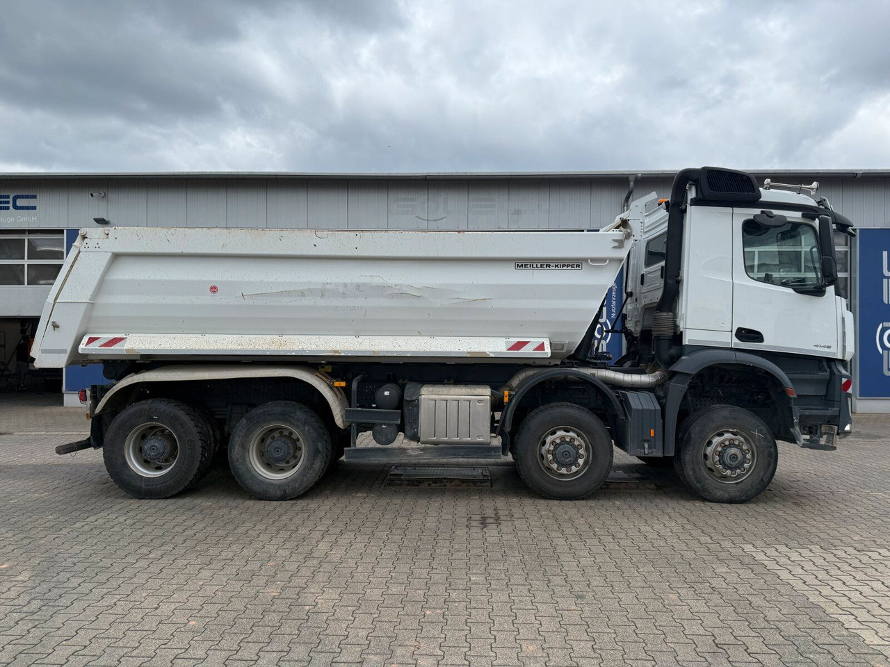 Mercedes-Benz Arocs 4145 8x8 Muldenkipper MEILLER - Camión portacontenedor de cadenas: foto 3 Mercedes-Benz Arocs 4145 8x8 Muldenkipper MEILLER - Camión portacontenedor de cadenas: foto 3