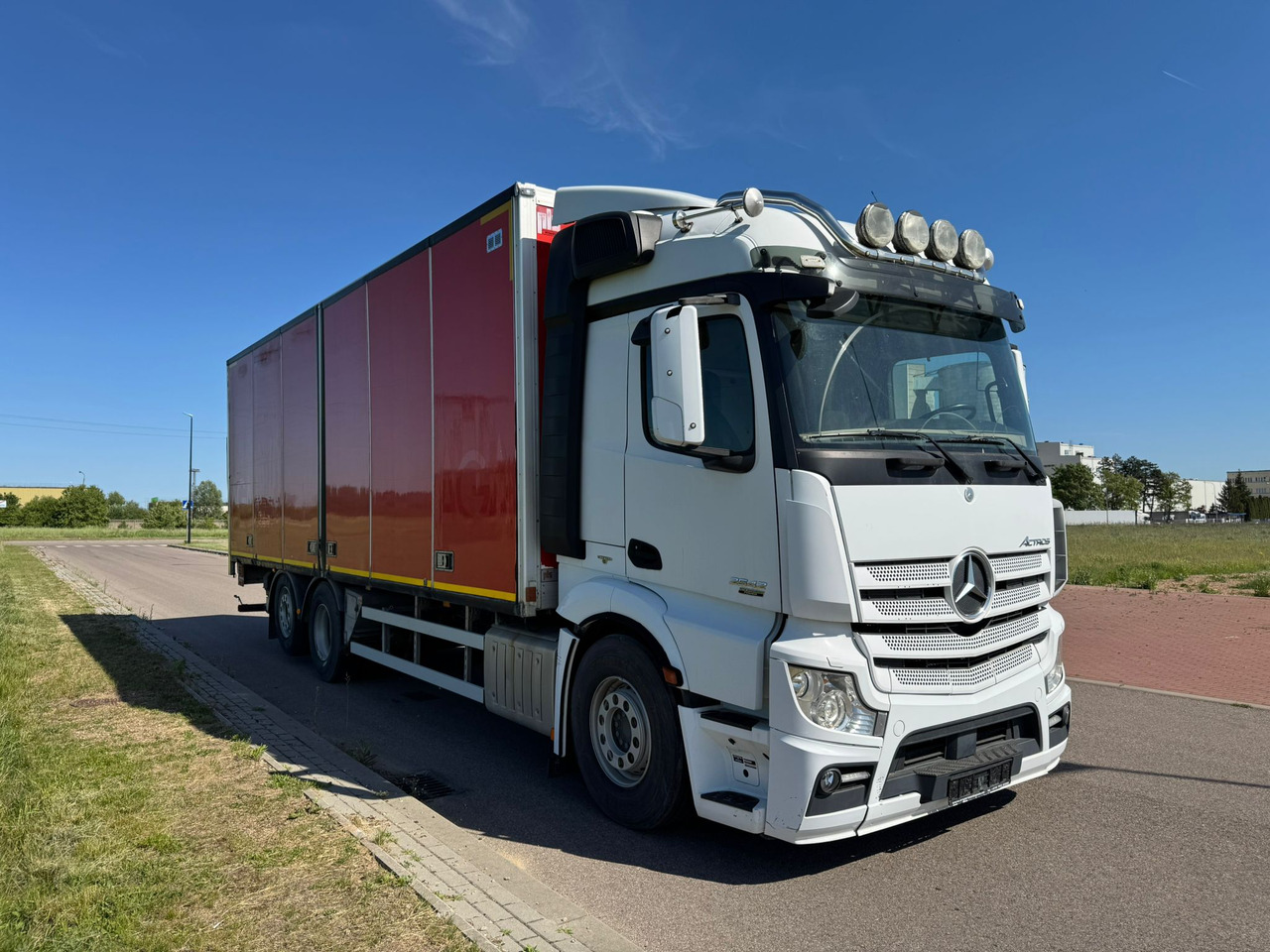 MERCEDES-BENZ ACTROS 2542 - Camión caja cerrada: foto 1 MERCEDES-BENZ ACTROS 2542 - Camión caja cerrada: foto 1