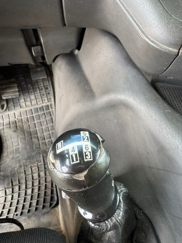 Camión cisterna para transporte de combustible SCANIA P94: foto 16