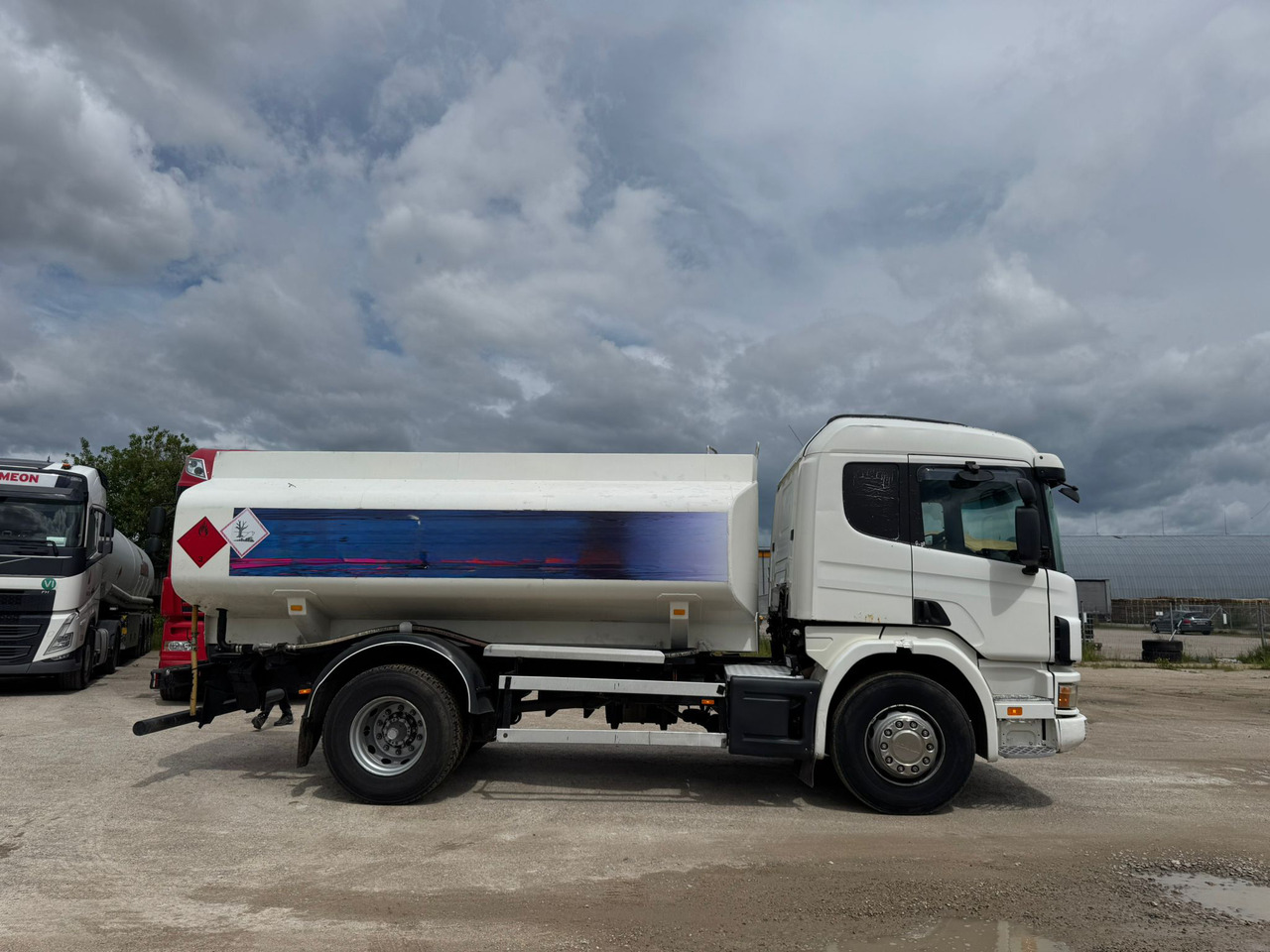 Camión cisterna para transporte de combustible SCANIA P94: foto 8