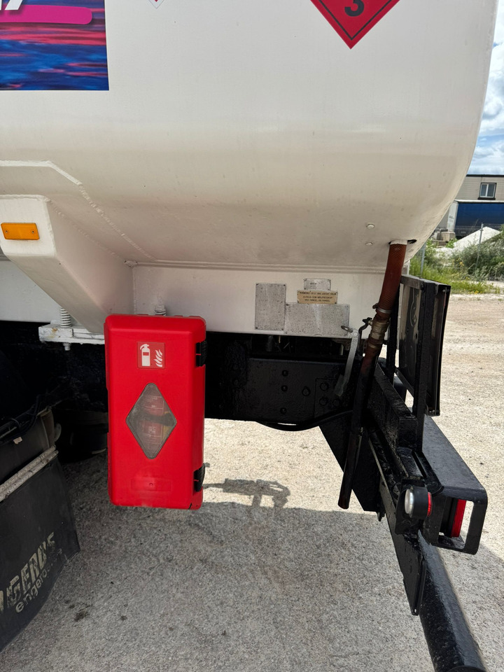 Camión cisterna para transporte de combustible SCANIA P94: foto 29