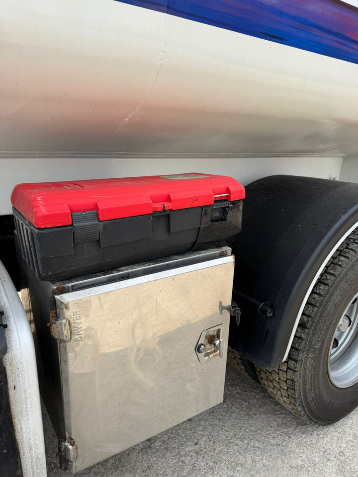 Camión cisterna para transporte de combustible SCANIA P94: foto 14