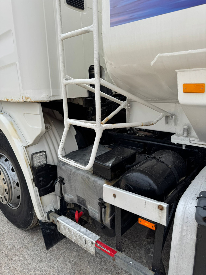 Camión cisterna para transporte de combustible SCANIA P94: foto 20