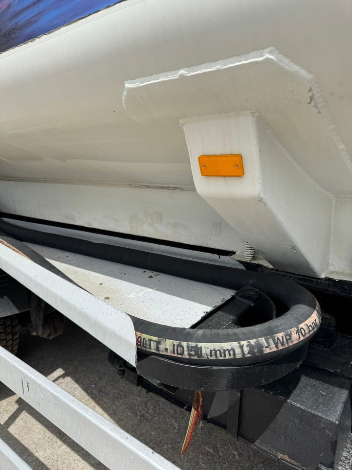 Camión cisterna para transporte de combustible SCANIA P94: foto 25