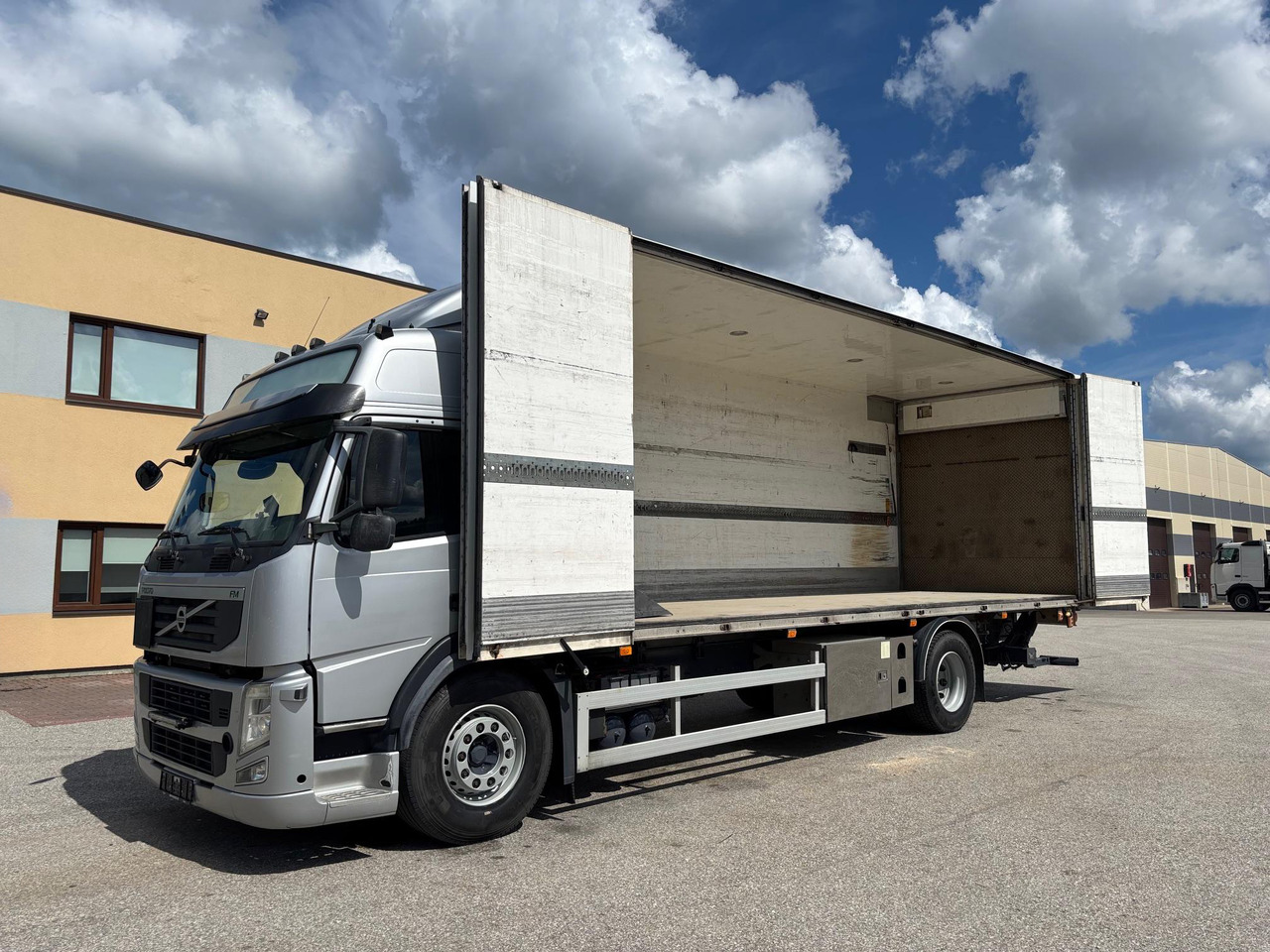VOLVO FM330 - Camión caja cerrada: foto 4 VOLVO FM330 - Camión caja cerrada: foto 4