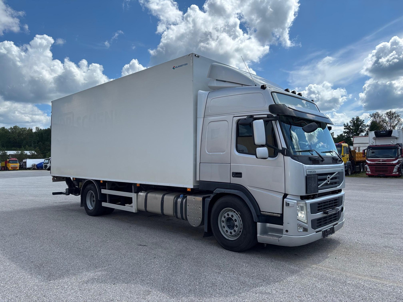 VOLVO FM330 - Camión caja cerrada: foto 1 VOLVO FM330 - Camión caja cerrada: foto 1