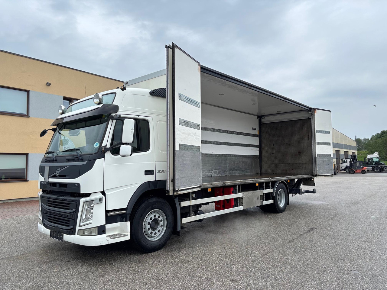 VOLVO FM330 - Camión caja cerrada: foto 4 VOLVO FM330 - Camión caja cerrada: foto 4
