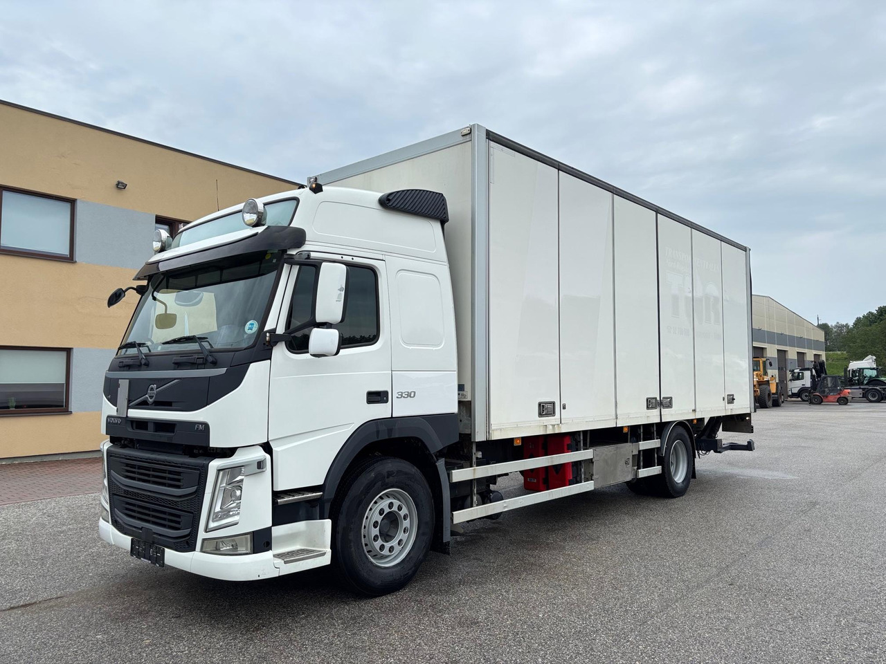 VOLVO FM330 - Camión caja cerrada: foto 3 VOLVO FM330 - Camión caja cerrada: foto 3