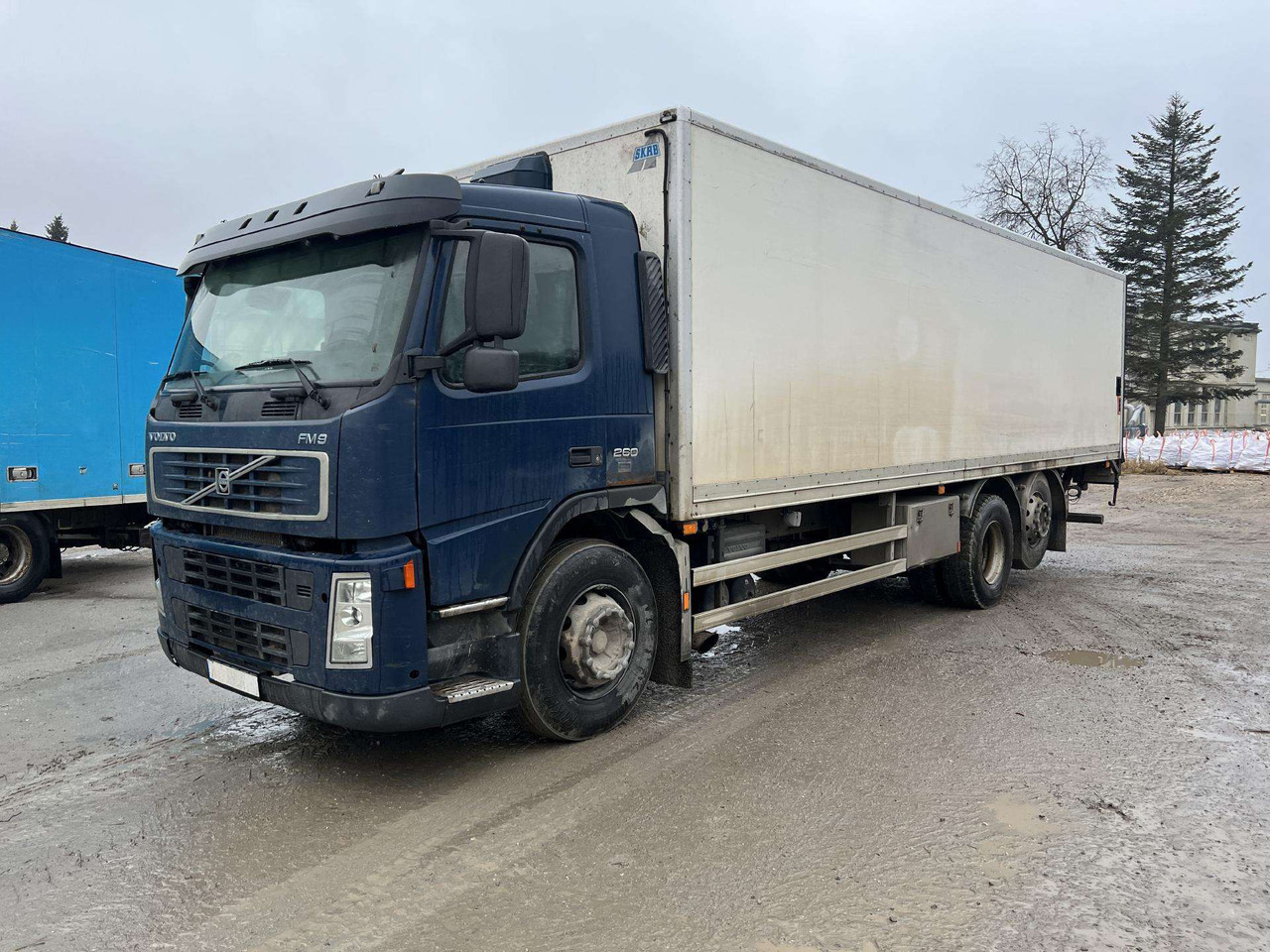 VOLVO FM9.260 - Camión caja cerrada: foto 2 VOLVO FM9.260 - Camión caja cerrada: foto 2