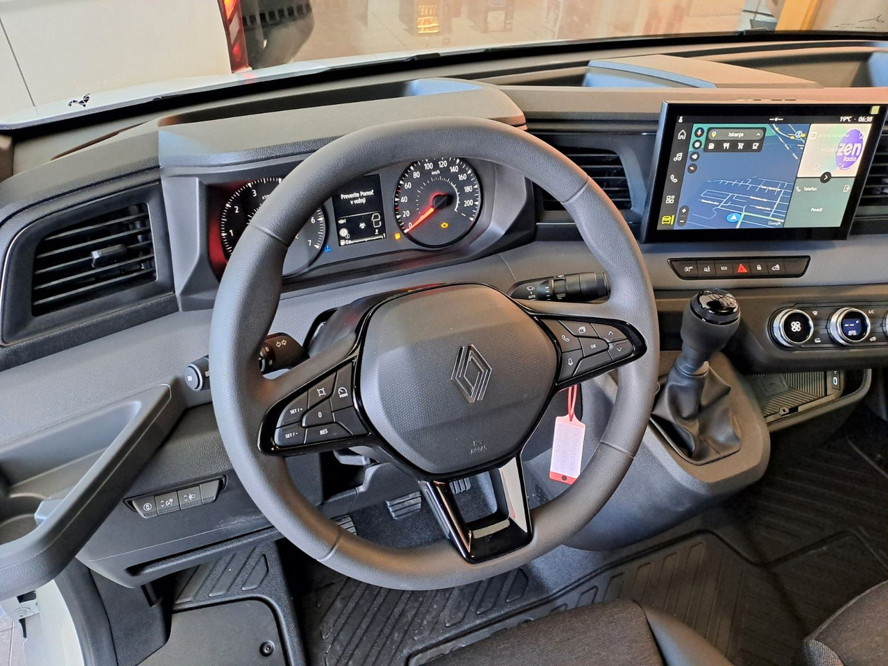 Renault Master L2H2 150 - NAV Klimaaut. Holzb. 270° - Furgón: foto 4 Renault Master L2H2 150 - NAV Klimaaut. Holzb. 270° - Furgón: foto 4