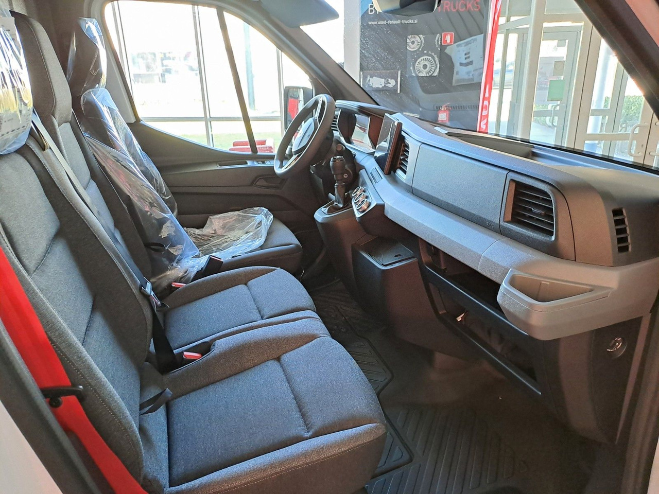 Renault Master L2H2 150 - NAV Klimaaut. Holzb. 270° - Furgón: foto 5 Renault Master L2H2 150 - NAV Klimaaut. Holzb. 270° - Furgón: foto 5