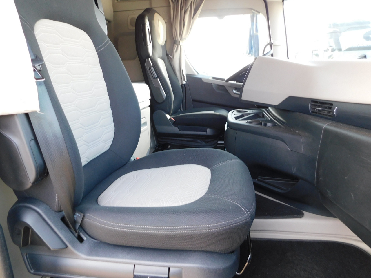 Ford F max ll 4x2 scab e6 eco 16spdamt ecotorq - Cabeza tractora: foto 5 Ford F max ll 4x2 scab e6 eco 16spdamt ecotorq - Cabeza tractora: foto 5